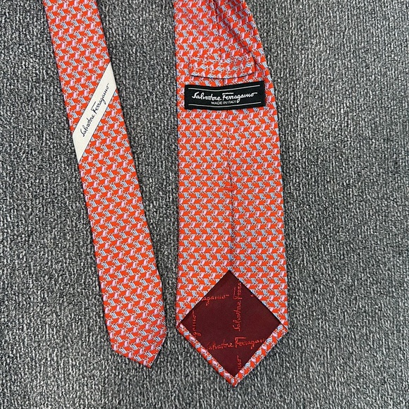 Men’s classic Ferragamo tie - Picture 3 of 4